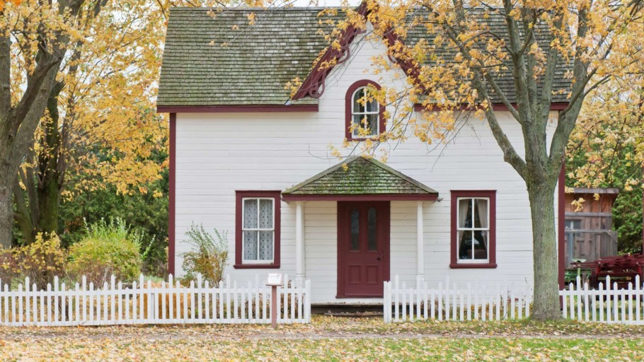 6 Leaf Blowers That Make Clearing Your Yard a Breeze